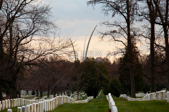 阿尔林顿碑上的圣日花环空军的纪念碑在黄昏日落时远处飞扬图片