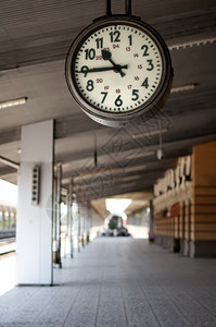 火车站模拟时钟垂直图像图片