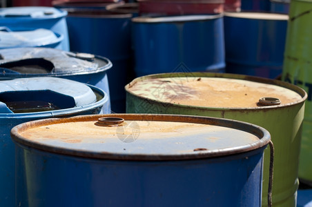 石油产品的旧有色桶生锈的空图片