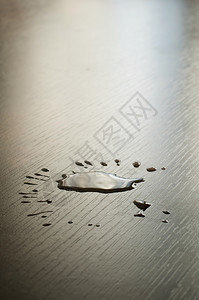 桌子上洒水周围有滴子图片