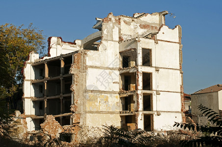 旧的被拆除建筑白色墙壁外部背景图片