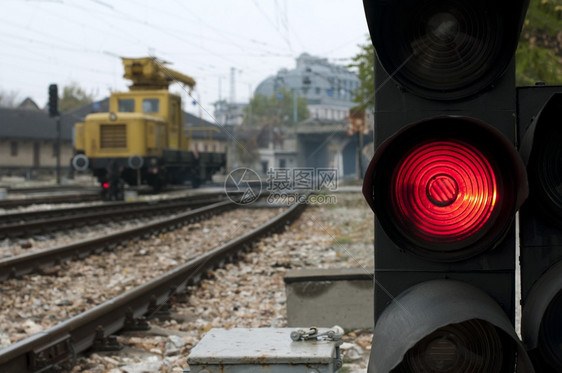 交通信号灯在铁路上显示红色信号红灯图片