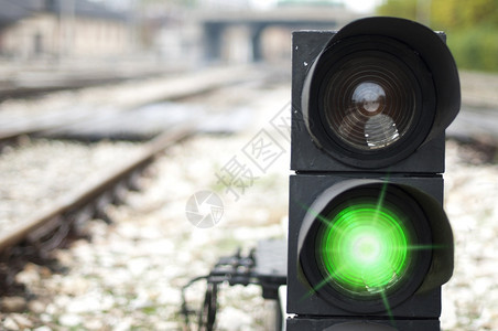 灯光交通在铁路上显示红色信号图片