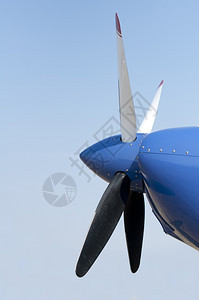 蓝色飞机前面的螺旋桨背景图片