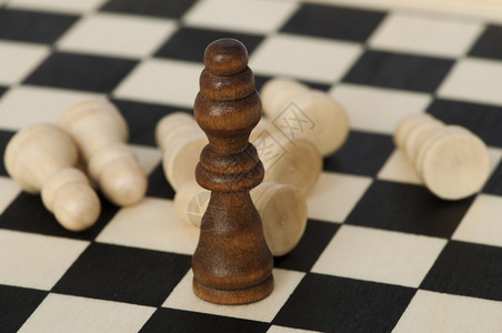 具有象棋数字的独特和领导力概念图片