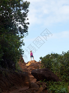 在Kauihw的nPli沿岸的Ku山坡顶上行走的单身女子行走者图片