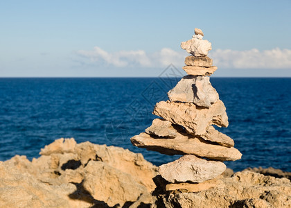 海洋边缘平衡的金字塔形岩石堆图片