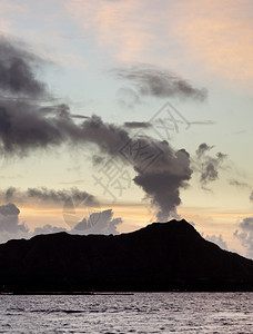 在哈瓦伊日出时钻石头火山的云似乎是烟雾图片