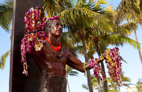 哈瓦伊省Waik海滩上著名的冲浪者DukeKahnmoku雕像图片