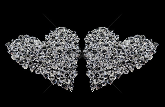 两颗由黑底钻石制成的爱心图片