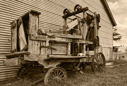 一个古老的农场机械在塞皮亚Sepia的巴勒图片