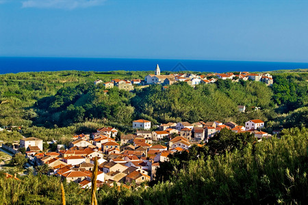 地中海城镇和惊人的绿地苏萨克岛罗提亚图片