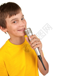男孩用麦克风在白色上唱卡拉OK图片