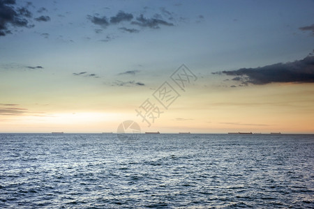 日落时美丽的海浪纽卡斯尔澳洲图片