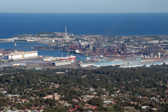 俯视着双长的码头和工业图片