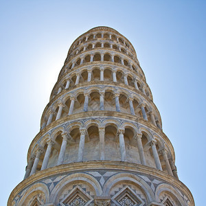 意大利比萨这座著名的斜塔坐落在一个完美的蓝色圆顶上图片