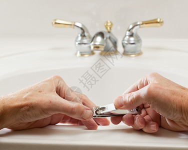 洗手池中剪指甲图片
