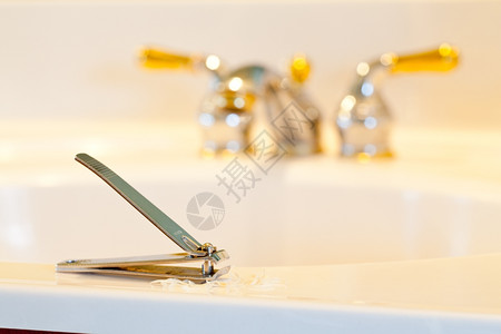 用金水龙头或在浴室槽上剪指甲图片