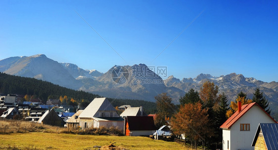 清晨阳光下的蒙坦格罗山村图片