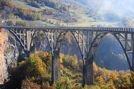 djurevicatl桥是蒙泰内格罗北部塔拉河上的一个混凝土拱桥建于1937年至40之间长365米河上172处图片