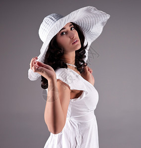 穿着白裙子的漂亮时装模特图片