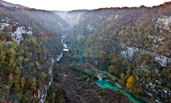 湖泊公园清晨秋初的风景雾中峡谷图片