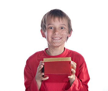 一个戴着礼物的男孩的照片带礼物的男孩背景图片