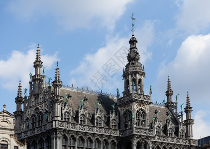 皇宫或面包房的屋顶和雕像细节在豪华的中图片