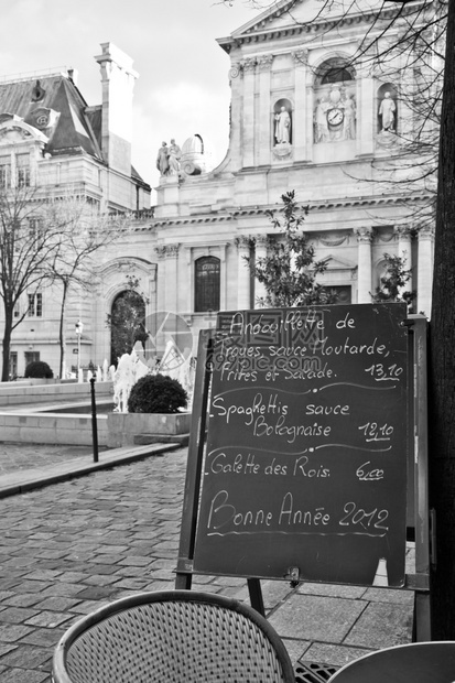 黑板有菜单餐厅位于巴黎平端传统广场图片