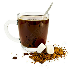 咖啡和咖啡颗粒放在一张桌子上两块糖在白色背景上隔开图片