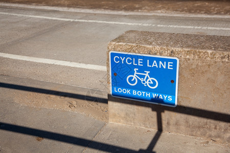 英格兰南港赛道上的自行车标志图片