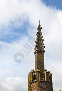 在Ludlow的StLaurenc教区堂塔楼顶上切石斑图片