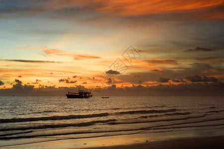 日落时的海陆渔船背景图片