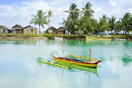 热带景观包括传统的菲利平船和喀里南岛村庄比利平图片