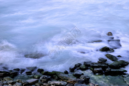 海浪轻地从这些岩石上流过图片