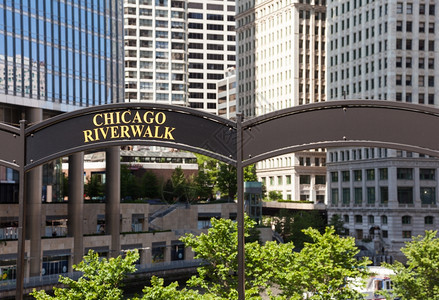 棕褐色的标志指向芝加哥河道底有尖塔图片