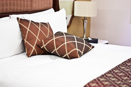 豪华旅馆床上的枕头图片