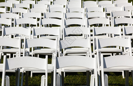 白色木制婚礼椅子图片