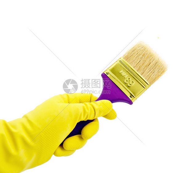与白色背景隔离的黄橡胶手套一起持油漆刷图片