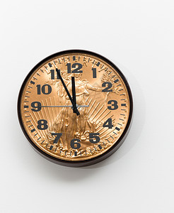 时间概念的是用金币从接近午夜时钟的墙中挣钱图片
