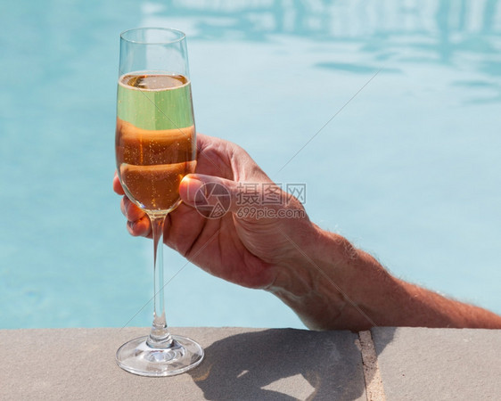 从泳池里拿的香槟图片
