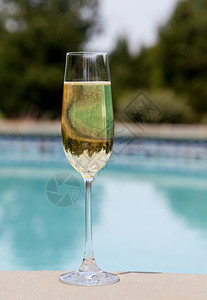 泳池旁的香槟图片
