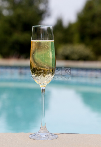 泳池旁的香槟图片