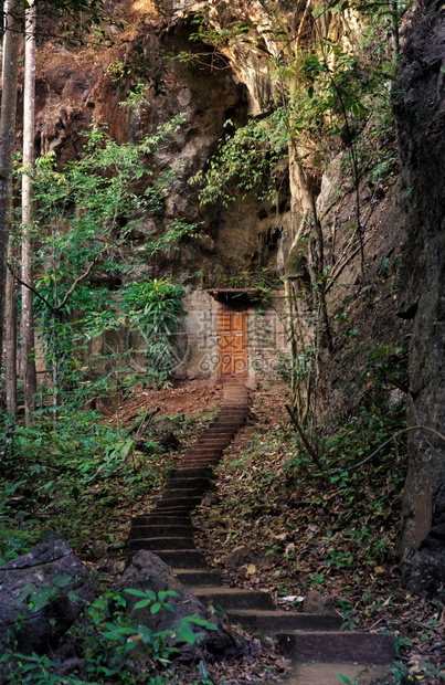 建造在山边的小木舱门图片