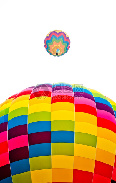彩色热气球中空中飞行图片