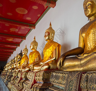 在泰国的邦哥克附近Watpo寺庙里有许多金佛像图片