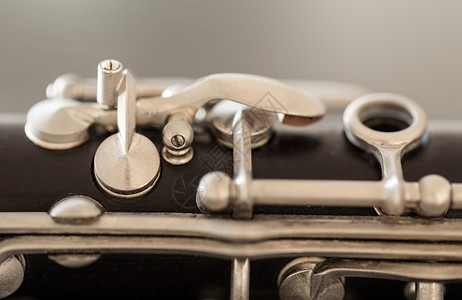 一个旧古董单簧管的银键和垫板形密钥和垫子的宏图片