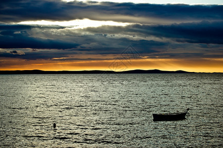 海面上美丽的日落达马提亚扎尔克罗提亚图片