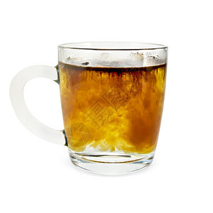 玻璃杯中颗粒咖啡白底隔离热水背景图片