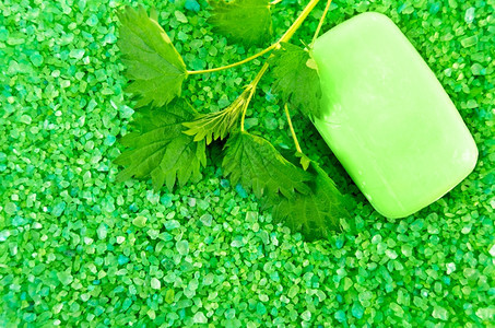 绿色浴盐和一块绿肥皂图片